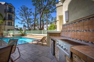 洛杉矶Beverly Hills Adjacent 2-Bedroom Penthouse的一个带游泳池的后院和一个带炉灶的房子