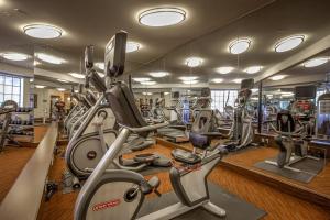 洛杉矶Beverly Hills Adjacent 2-Bedroom Penthouse的健身房设有数台跑步机和椭圆机