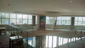 银川麗枫酒店·银川火车站万达店的大型客房设有桌椅和窗户。