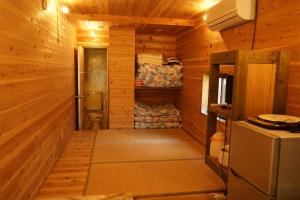 TagoDogashima Land Hohia / Vacation STAY 76251的小屋配有冰箱和炉灶。