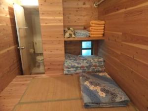 TagoDogashima Land Hohia / Vacation STAY 76251的小木屋设有双层床和卫生间