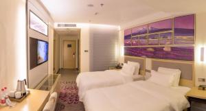 泸州麗枫酒店·泸州佳乐世纪城店的酒店客房设有两张床和电视。