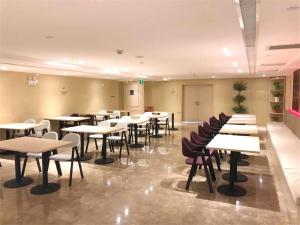 吐鲁番麗枫酒店·吐鲁番大十字店的教室里配有桌椅