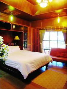 皮皮岛吉吉别墅酒店的卧室配有白色的床和窗户。