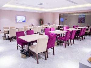库尔勒麗枫酒店·库尔勒市政府天鹅湖店	的一间带桌子和紫色椅子的用餐室