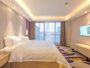 渝北麗枫酒店·重庆江北国际机场中心店的卧室配有一张白色大床和一台平面电视。