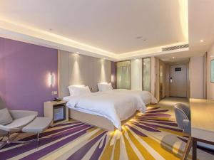 渝北麗枫酒店·重庆江北国际机场中心店的一间大卧室,配有一张大床和一把椅子