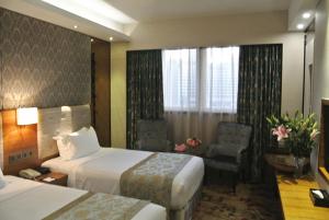 厦门厦门庐山智选假日酒店(磐基商圈）的酒店客房,配有两张床和椅子