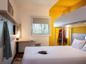 阿姆斯特丹机场宜必思快捷酒店客房内的一张或多张床位