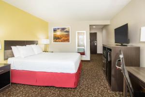 凤凰城凤凰城北戴斯酒店的配有一张床和一台平面电视的酒店客房