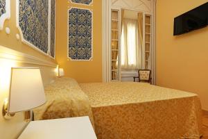 罗马DG尊贵房酒店的一间酒店客房,配有一张床和一台电视