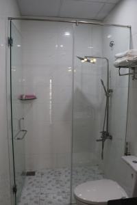 Hồng Hạc Hotel的一间浴室