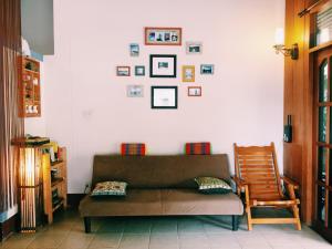 拜县宅•柚木青年旅舍的客厅配有沙发和椅子