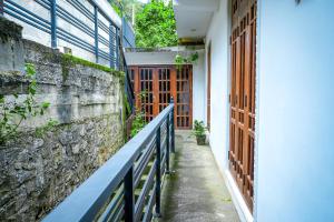 康提Kandyan Nethu Stay的带有栅栏和墙的建筑走廊
