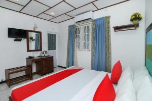 卡图纳耶克Slnco Villa的卧室配有红色和白色的床和镜子