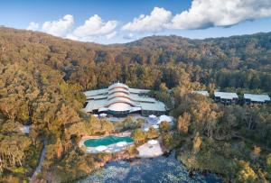 弗雷泽岛翠鸟湾度假酒店的树林中度假胜地的空中景观