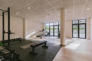 圣库加特德尔瓦勒斯CIM Aparthotel的健身房,带跑步机的健身房