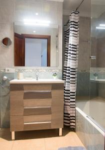Apartamentos Vista al Puerto的一间浴室