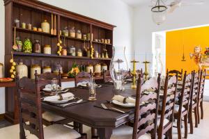 MakanduraThe Notary's House的一间带木桌和椅子的用餐室