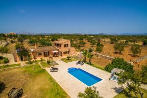 圣玛格丽塔Ideal Property Mallorca - Can Frit的享有带游泳池的房屋的空中景致