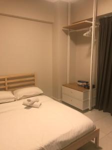 梳邦再也Main Place Resort Family Suite的一间卧室配有两张单人床和一个梳妆台