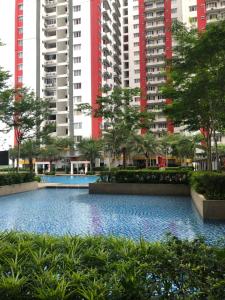 梳邦再也Main Place Resort Family Suite的一座位于高楼城市的游泳池