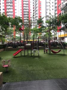 梳邦再也Main Place Resort Family Suite的公园设有带红色秋千的游乐场