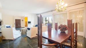 科马鲁加R31 Casa MONICA的用餐室以及带桌椅的起居室。