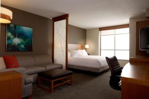 Hyatt Place Indianapolis Fishers客房内的一张或多张床位