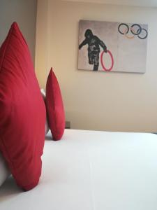 布莱顿霍夫不列颠思达戴酒店的床上有2个红色枕头