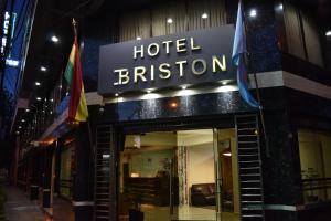 科恰班巴Hotel Briston的大楼一侧的酒店标志