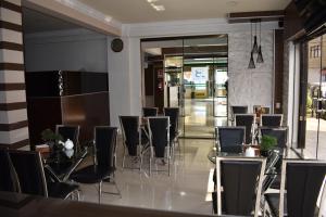 科恰班巴Hotel Briston的一间在房间内配有桌椅的餐厅