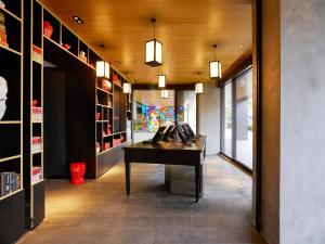 台北台北北门世民酒店的走廊上,房间设有书桌