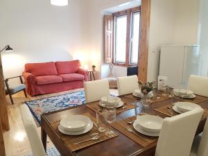 辛特拉Sintra Chalet的一间带桌子和红色沙发的用餐室