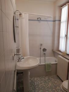 Trivignano Udinese卡萨安缇卡蒙莎依奇酒店的浴室配有盥洗盆和浴缸。