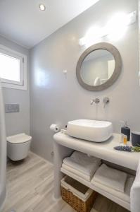 米科利维亚Orkos Naxian Wave 2的白色的浴室设有水槽和镜子