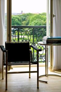 奥斯坦德利奥波德5豪华设计公寓的阳台前的桌椅