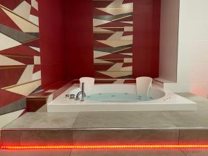 内图诺Sweet Home & Wellness Luxury Apartment的带浴缸和水槽的浴室