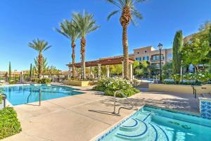 Luxury Lake Las Vegas Condo with Resort Amenities!内部或周边的泳池