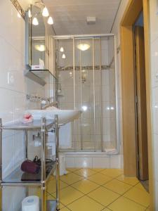 霍里维尔盖斯特豪弗索尼酒店的带淋浴和盥洗盆的浴室