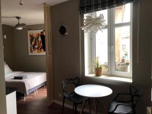 波兹南Krakowska 25的客房设有桌子、床和窗户。