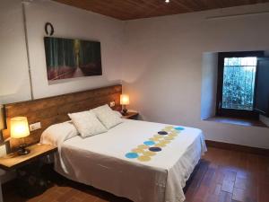 Fogás de MonclúsEl moli del montseny的一间卧室配有一张带两盏灯的床和一扇窗户。