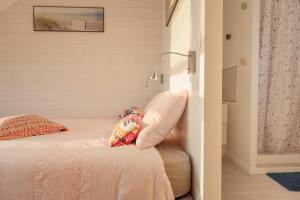 梅利蒙Les Chambres d'Hôtes de la Mer的一间卧室配有一张带枕头和灯的床