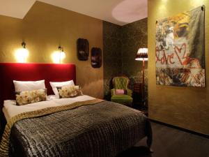 斯德哥尔摩Skanstulls Boutique Hostel的一间卧室配有一张大床和红色床头板