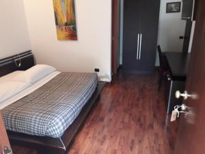 科拉托马格里奥费罗住宿加早餐旅馆的一间卧室配有一张床,铺有木地板