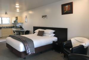 克伦威尔殖民地庄园汽车旅馆 的酒店客房带一张床和一个厨房