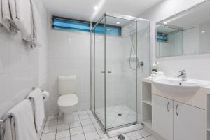 汉密尔顿岛Poinciana Lodge - 2 bedroom - on Hamilton Island by HIHA的带淋浴、卫生间和盥洗盆的浴室