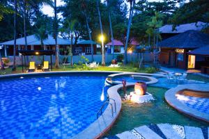 哥打京那巴鲁Sutera Sanctuary Lodges At Manukan Island的后院的一个大型游泳池