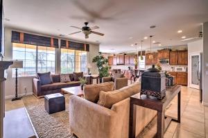 圣贝纳迪诺Single-Story San Bernardino Home with Valley Views!的带沙发的客厅和厨房