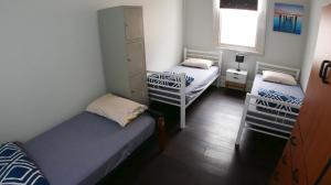 杰拉尔顿杰拉尔顿背包客旅舍的一间卧室设有两张单人床和一个窗户。